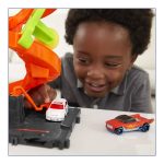 HOT WHEELS CITY MEGA CAR WASH WITH 1 COLOR SHIFTERS CAR HDP05 - Image 3