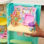 SPIN MASTER GABBY S DOLLHOUSE - BABY BOX CRAFT-A-RIFFIC ROOM - ART STUDY DELUXE - Image 4
